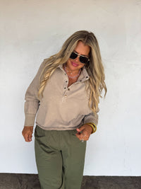 MARLEY SNAP BUTTON SWEATSHIRT
