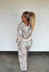 CAMO & CHECKER EASY DOES IT PULLOVER