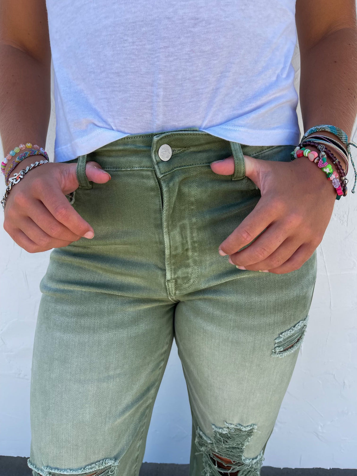 BLAKELEY DISTRESSED JEANS - OLIVE